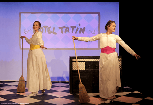 Anaïs Yazit et Ambre Rochard dans le spectacle Les sœurs Tatin