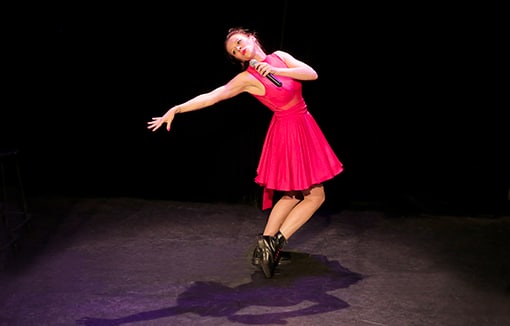 Prisca Demarez dans son one woman show musical "Coquelicot" au Théâtre de la Contrescarpe © Fabienne Rappeneau