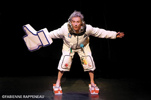 Philippe Fertray dans "Likez-vous les uns les autres" au Théâtre de la Contrescarpe ©Fabienne Rappeneau