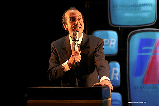 Régis Vlachos dans "Jacques et Chirac" au Théâtre de la Contrescarpe