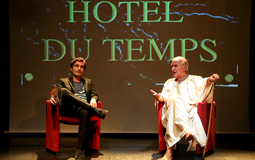 Marc Pistolesi et Régis Vlachos Régis Vlachos dans "Jacques Chirac" de Régis vlachos au Théâtre de la Contrescarpe. ©Fabienne Rappeneau