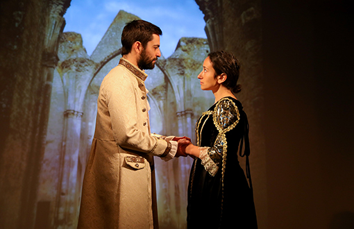 Bastien Spiteri et Ilana Waysberg dans "Vous n'aurez pas la Bretagne au Théâtre de la Contrescarpe" © Fabienne Rappeneau